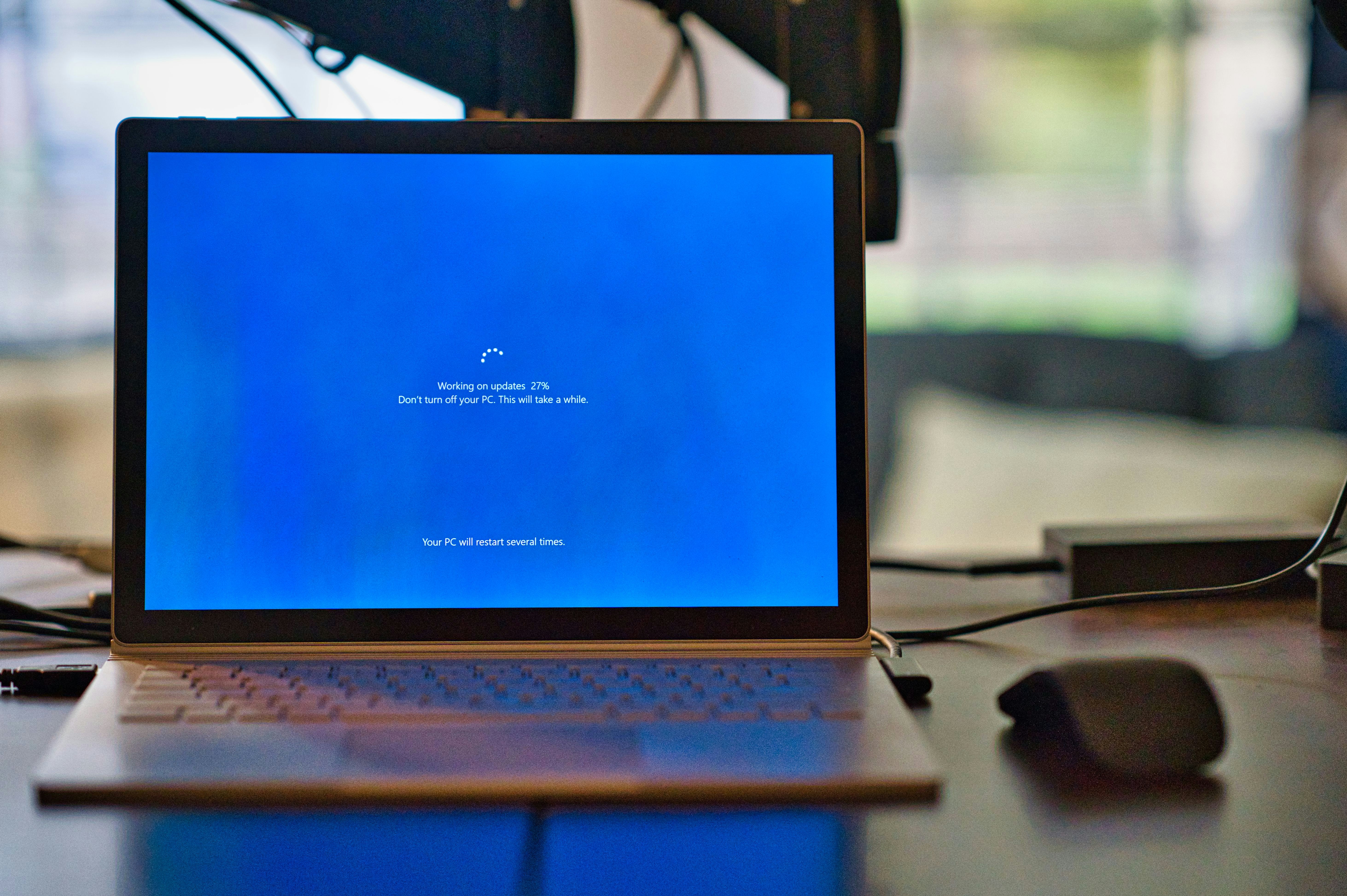 Windows laptop on the update loading screen